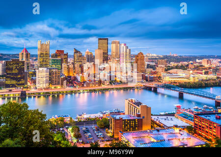 Pittsburgh, Pennsylvanie, USA Skyline sur la rivière. Banque D'Images