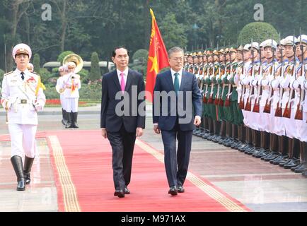 Hanoi, Vietnam. Mar 23, 2018. Le Président vietnamien Tran Dai Quang (L) et le président sud-coréen Moon Jae-in central (R) revoir la garde d'honneur durant la cérémonie de bienvenue à Hanoi, capitale du Vietnam, le 23 mars 2018. Source : Xinhua/VNA/Alamy Live News Banque D'Images