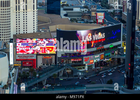 En regardant les enseignes au néon et scène de rue au crépuscule. Las Vegas, Narvarda, U.S.A Banque D'Images