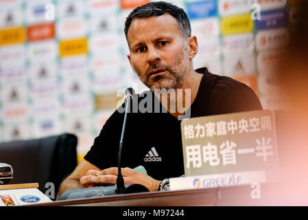 Nannin, Nannin, Chine. Mar 23, 2018. Nanning, Chine 22 mars 2018 : Entraîneur de l'équipe de football gallois Ryan Giggs et le footballeur Ashley Williams assister à une conférence de presse avant la Chine 2018 International Cup de Football à Nanning, Guangxi, du sud-ouest de la Chine 21 mars, 2018. Crédit : SIPA Asie/ZUMA/Alamy Fil Live News Banque D'Images