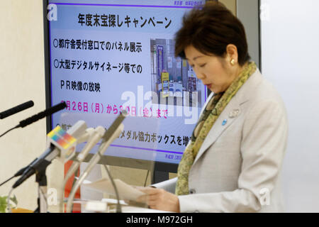 Tokyo, Japon. Mar 23, 2018. Gouverneur de Tokyo, Yuriko Koike parle au cours de sa conférence de presse régulière à la Tokyo Metropolitan Government building le 23 mars 2018, Tokyo, Japon. Koike a parlé de Tokyo Médaille 2020 Projet qui encourage les gens à faire don de leurs vieux téléphones portables et autres petits appareils électriques pour faire des médailles nécessaires à la Tokyo 2020 Jeux Olympiques et Paralympiques. La campagne de recyclage a lieu le 26 mars - 30 à Tokyo. Credit : Rodrigo Reyes Marin/AFLO/Alamy Live News Banque D'Images