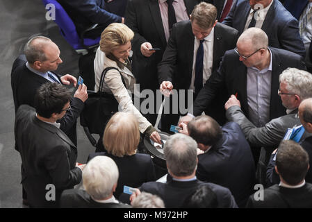 Berlin, Allemagne. 23 mars 2018, Berlin, Allemagne. 22 mars 2018, Allemagne, Berlin : le ministre de la défense, Ursula von der Leyen (c.l) de l'Union chrétienne-démocrate (CDU) prend part au vote sur la question de savoir si les troupes allemandes devrait s'engager dans l'opération Guardian en mer Méditerranée. Photo : Christophe Gateau/dpa dpa : Crédit photo alliance/Alamy Live News Banque D'Images