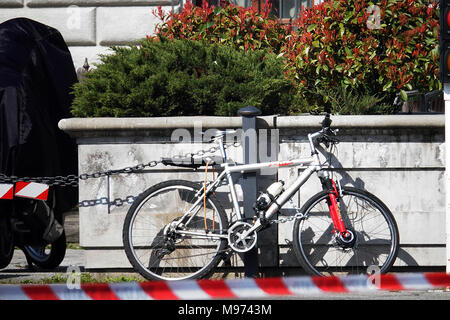 Florence, Italie. 23 mars, 2018. Florence, alarme bombe devant le consulat américain à Florence le récipient avec des fils électriques placés dans le compartiment de la bouteille d'eau d'un vélo. 03/23/2018 Florence Italie : Crédit Photo indépendant Srl/Alamy Live News Banque D'Images