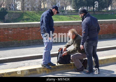 Florence, Italie. 23 mars, 2018. Florence, alarme bombe devant le consulat américain à Florence le récipient avec des fils électriques placés dans le compartiment de la bouteille d'eau d'un vélo. Dans la photo le propriétaire de la moto 23/03/2018 Florence Italie : Crédit Photo indépendant Srl/Alamy Live News Banque D'Images