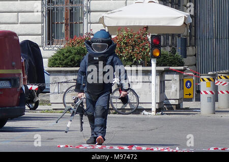 Florence, Italie. 23 mars, 2018. Florence, alarme bombe devant le consulat américain à Florence le récipient avec des fils électriques placés dans le compartiment de la bouteille d'eau d'un vélo. 03/23/2018 Florence Italie : Crédit Photo indépendant Srl/Alamy Live News Banque D'Images