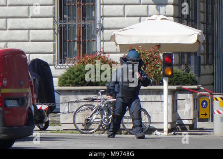 Florence, Italie. 23 mars, 2018. Florence, alarme bombe devant le consulat américain à Florence le récipient avec des fils électriques placés dans le compartiment de la bouteille d'eau d'un vélo. 03/23/2018 Florence Italie : Crédit Photo indépendant Srl/Alamy Live News Banque D'Images