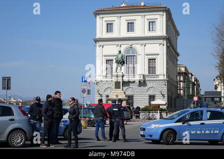 Florence, Italie. 23 mars, 2018. Florence, alarme bombe devant le consulat américain à Florence le récipient avec des fils électriques placés dans le compartiment de la bouteille d'eau d'un vélo. 03/23/2018 Florence Italie : Crédit Photo indépendant Srl/Alamy Live News Banque D'Images