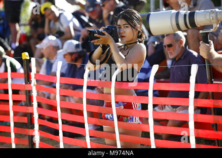 Melbourne, Australie. Mar 23, 2018. Sport Automobile : Championnat du Monde de Formule 1 de la FIA 2018, Melbourne, Victoria : mécaniques : Formule 1 Grand Prix d'Australie 2018 Rolex, Femme avec ventilateur de l'appareil photo Credit : dpa/Alamy Live News Banque D'Images