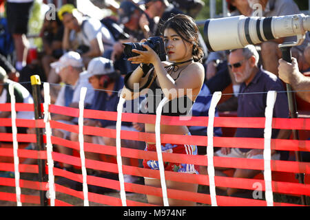 Melbourne, Australie. Mar 23, 2018. Sport Automobile : Championnat du Monde de Formule 1 de la FIA 2018, Melbourne, Victoria : mécaniques : Formule 1 Grand Prix d'Australie 2018 Rolex, Femme avec ventilateur de l'appareil photo Credit : dpa/Alamy Live News Banque D'Images