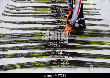 Schonach, Allemagne. Mar 23, 2018. 23 mars 2018, l'Allemagne, Schönwald : Un athlète de ski vérifie son pendant une session de formation pour la Coupe du monde de combiné nordique. Crédit : Patrick Seeger/dpa/Alamy Live News Banque D'Images