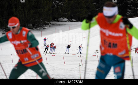 Schonach, Allemagne. Mar 23, 2018. 23 mars 2018, l'Allemagne, Schönwald : Les athlètes s'entraînent pour la Coupe du monde de combiné nordique. Crédit : Patrick Seeger/dpa/Alamy Live News Banque D'Images