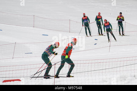 Schonach, Allemagne. Mar 23, 2018. 23 mars 2018, l'Allemagne, Schönwald : Allemand les athlètes s'entraînent pour la Coupe du monde de combiné nordique. Crédit : Patrick Seeger/dpa/Alamy Live News Banque D'Images