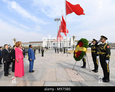 Beijing, Chine. Mar 23, 2018. Le Président camerounais Paul Biya dépose une gerbe au Monument aux héros du peuple sur la Place Tian'anmen à Beijing, capitale de Chine, le 23 mars 2018. Credit : Yan Yan/Xinhua/Alamy Live News Banque D'Images
