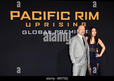 Los Angeles, CA, USA. Mar 21, 2018. S DeKnight Steven Slater Jamie, au niveau des arrivées pour soulèvement pacifique : Première mondiale, Théâtre chinois de Grauman (autrefois Grauman's), Los Angeles, CA, 21 mars 2018. Credit : Priscilla Grant/Everett Collection/Alamy Live News Banque D'Images