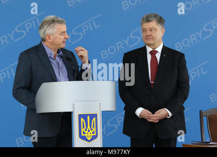 Boryspil, Ukraine. 23 mars, 2018. Le président de Lukraine Porochenko et PDG de Ryanair Michael O'Leary lors Ryanair conférence de presse dédiée à l'entrée sur le marché de l'Ukraine. Crédit : Oleksandr Prykhodko/Alamy Live News Banque D'Images