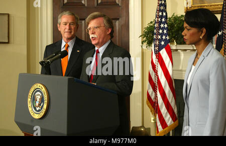 Washington, District de Columbia, Etats-Unis. Mar 23, 2018. Washington, DC - 1 août 2005 -- John Bolton parle au cours de l'annonce par le président des États-Unis, le Président George Bush de sa nomination à la récréation à l'Ambassadeur des États-Unis à l'Organisation des Nations Unies dans la Roosevelt Room de la Maison Blanche le 1 août 2005. Secrétaire d'État des États-Unis, Condoleezza Rice, est sur la droite. Crédit : Dennis Brack - Piscine via CNP Crédit : Dennis Brack/CNP/ZUMA/Alamy Fil Live News Banque D'Images