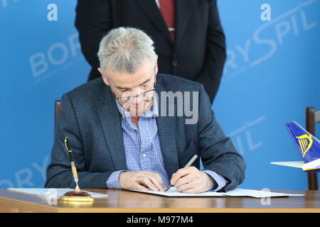 Boryspil, Ukraine. 23 mars, 2018. Le chef de la direction de Ryanair Michael O'Leary signe un accord avec Boryspil Kiev Lviv et les aéroports. Crédit : Oleksandr Prykhodko/Alamy Live News Banque D'Images