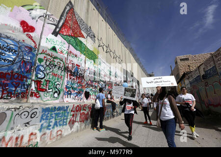 Bethléem, Cisjordanie, territoire palestinien. Mar 23, 2018. Les participants courent le long de la barrière israélienne pendant la 6e Marathon International de la Palestine, dans la ville cisjordanienne de Bethléem, le 23 mars 2018 Credit : Hashlamoun Wisam APA/Images/ZUMA/Alamy Fil Live News Banque D'Images