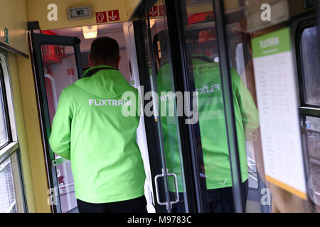 23 mars 2018, l'Allemagne, Hambourg : chef de train vérifie les billets des passagers sur le 'Flixtrain' sur son premier voyage de Hambourg à Cologne. Le train fait partie d'une stratégie de diversification de la coach service 'Flixbus'. Photo : Christian Charisius/dpa Banque D'Images