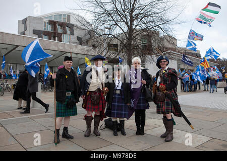 Edimbourg, Ecosse. UK. 23 mars 2018. Grève en dehors du Parlement d'Édimbourg. Les membres du public à l'extérieur de recueillir le Parlement d'Édimbourg sur Bretix condition . Pako Mera/Alamy Live News. Banque D'Images