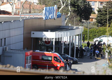 Trèbes, France 23 mars 2018 un homme armé prétendant allégeance à l'État islamique (EST) a été tenue en otage dans les supermarchés U Trèbes. La police française a lancé un raid sur le terrorisme le supermarchés un mort sur le crédit d'agression : Sebastien Lapeyrere/Alamy Live News. Banque D'Images