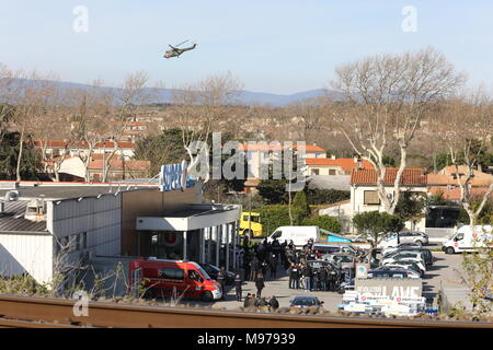 Trèbes, France 23 mars 2018 un homme armé prétendant allégeance à l'État islamique (EST) a été tenue en otage dans les supermarchés U Trèbes. La police française a lancé un raid sur le terrorisme le supermarchés un mort sur le crédit d'agression : Sebastien Lapeyrere/Alamy Live News. Banque D'Images