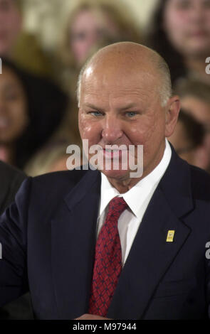 ***PHOTO** WAYNE HUIZENGA EST DÉCÉDÉ*** H. Wayne Huizenga, président-directeur général de l'Association Horatio Alger, introduit le président des États-Unis George W. Bush lors de la cérémonie de remise des Prix d'Horatio Alger dans l'Est du prix de la Maison Blanche à Washington, DC, le 6 avril 2001. Avant son allocution préparée, le Président a annoncé que le Sénat américain avait adopté son projet de loi d'exécution du budget avec la réduction d'impôt de 1,27 billion de dollars. Credit : Ron Sachs/CNP /MediaPunch Banque D'Images