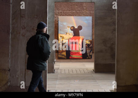 23 mars 2018, l'Allemagne, Voelklingen : Barry Cawston'S PHOTOGRAPHY 'So dessus au patrimoine de l'usine sidérurgique de Völklingen. Le monde patrimoine montre Cawston's travaille à l'exposition 'Banksy est Dismaland & autres' du 25 mars 2018. Photo : Oliver Dietze/DPA - ATTENTION : usage éditorial qu'en liaison avec la dernière à propos de l'exposition et seulement si le crédit mentionnées ci-dessus est référencé dans le plein Banque D'Images