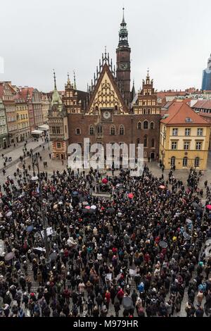 23 mars 2018 - Wroclaw, Pologne - une protestation contre le durcissement de la loi sur l'avortement. Dans de nombreuses villes de Pologne, des milliers de femmes sont sorties dans les rues. Manifestation à Wroclaw, Pologne. (Crédit Image : © Krzysztof Kaniewski via Zuma sur le fil) Banque D'Images