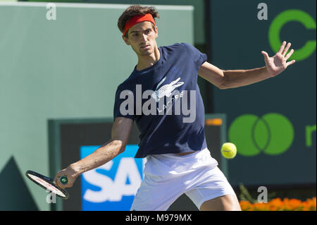 Miami, FL, USA. Mar 23, 2018. MIAMI, FL - Mars 23 : Pierre-Hugues Herbert (FRA) se prépare pour son match à l'Open de Miami 2018 tenue au Centre de tennis à Crandon Park. Crédit : Andrew Patron/Zuma Wire Crédit : Andrew Patron/ZUMA/Alamy Fil Live News Banque D'Images