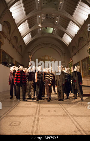 Londres, Royaume-Uni. Mar 23, 2018. Concepteur de vêtements d'Alexander John Skelton a présenté une collection à la V&A pour leur 'Fashion in Motion', à l'aide de techniques artisanales et naturelles et sur la base d'idées de l'homme vert et le ressort de renaissance. Crédit : Anna Watson/Alamy Live News Banque D'Images