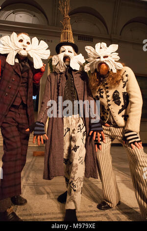 Londres, Royaume-Uni. Mar 23, 2018. Concepteur de vêtements d'Alexander John Skelton a présenté une collection à la V&A pour leur 'Fashion in Motion', à l'aide de techniques artisanales et naturelles et sur la base d'idées de l'homme vert et le ressort de renaissance. Crédit : Anna Watson/Alamy Live News Banque D'Images