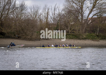 Putney, UK. Mar 23, 2018. 23 mars 2018. Boat Race pratique sortie. En tant que préparation à la Cancer Research UK des courses de bateaux le 24 mars 2018, l'Université d'Oxford Boat Club's Blue effectue une sortie sur la pratique la Boat Race Tideway bien sûr. Coach Sean Bowden suit la liste de l'équipage du bateau :- OUBC équipage bleu). Arc :-) 2 Claas Mertens, Vassilis Hotel Katerina, 3) s'Cahill, 4) Anders Weiss, 5) s'Geffen, 6) Benoît Aldous, 7) Iain Mandale, Course :- Felix Drinkall, Cox :- Zachary Thomas Johnson. Credit : Duncan Grove/Alamy Live News Banque D'Images