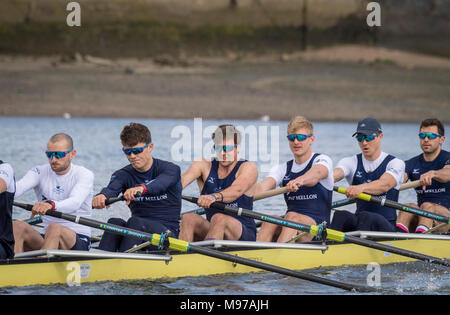 Putney, UK. Mar 23, 2018. 23 mars 2018. Boat Race pratique sortie. En tant que préparation à la Cancer Research UK des courses de bateaux le 24 mars 2018, l'Université d'Oxford Boat Club's Blue effectue une sortie sur la pratique la Boat Race Tideway bien sûr. Coach Sean Bowden suit la liste de l'équipage du bateau :- OUBC équipage bleu). Arc :-) 2 Claas Mertens, Vassilis Hotel Katerina, 3) s'Cahill, 4) Anders Weiss, 5) s'Geffen, 6) Benoît Aldous, 7) Iain Mandale, Course :- Felix Drinkall, Cox :- Zachary Thomas Johnson. Credit : Duncan Grove/Alamy Live News Banque D'Images