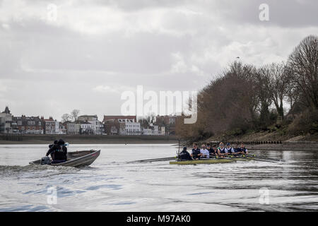 Putney, UK. Mar 23, 2018. 23 mars 2018. Boat Race pratique sortie. En tant que préparation à la Cancer Research UK des courses de bateaux le 24 mars 2018, l'Université d'Oxford Boat Club's Blue effectue une sortie sur la pratique la Boat Race Tideway bien sûr. Coach Sean Bowden suit la liste de l'équipage du bateau :- OUBC équipage bleu). Arc :-) 2 Claas Mertens, Vassilis Hotel Katerina, 3) s'Cahill, 4) Anders Weiss, 5) s'Geffen, 6) Benoît Aldous, 7) Iain Mandale, Course :- Felix Drinkall, Cox :- Zachary Thomas Johnson. Credit : Duncan Grove/Alamy Live News Banque D'Images