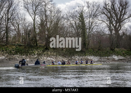 Putney, UK. Mar 23, 2018. 23 mars 2018. Boat Race pratique sortie. En tant que préparation à la Cancer Research UK des courses de bateaux le 24 mars 2018, l'Université d'Oxford Boat Club's Blue effectue une sortie sur la pratique la Boat Race Tideway bien sûr. Coach Sean Bowden suit la liste de l'équipage du bateau :- OUBC équipage bleu). Arc :-) 2 Claas Mertens, Vassilis Hotel Katerina, 3) s'Cahill, 4) Anders Weiss, 5) s'Geffen, 6) Benoît Aldous, 7) Iain Mandale, Course :- Felix Drinkall, Cox :- Zachary Thomas Johnson. Credit : Duncan Grove/Alamy Live News Banque D'Images