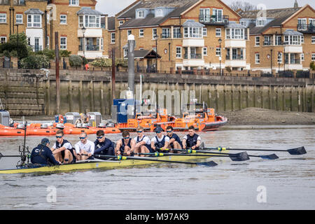 Putney, UK. Mar 23, 2018. 23 mars 2018. Boat Race pratique sortie. En tant que préparation à la Cancer Research UK des courses de bateaux le 24 mars 2018, l'Université d'Oxford Boat Club's Blue effectue une sortie sur la pratique la Boat Race Tideway bien sûr. Coach Sean Bowden suit la liste de l'équipage du bateau :- OUBC équipage bleu). Arc :-) 2 Claas Mertens, Vassilis Hotel Katerina, 3) s'Cahill, 4) Anders Weiss, 5) s'Geffen, 6) Benoît Aldous, 7) Iain Mandale, Course :- Felix Drinkall, Cox :- Zachary Thomas Johnson. Credit : Duncan Grove/Alamy Live News Banque D'Images