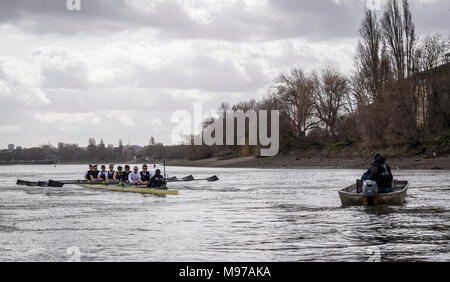 Putney, UK. Mar 23, 2018. 23 mars 2018. Boat Race pratique sortie. En tant que préparation à la Cancer Research UK des courses de bateaux le 24 mars 2018, l'Université d'Oxford Boat Club's Blue effectue une sortie sur la pratique la Boat Race Tideway bien sûr. Coach Sean Bowden suit la liste de l'équipage du bateau :- OUBC équipage bleu). Arc :-) 2 Claas Mertens, Vassilis Hotel Katerina, 3) s'Cahill, 4) Anders Weiss, 5) s'Geffen, 6) Benoît Aldous, 7) Iain Mandale, Course :- Felix Drinkall, Cox :- Zachary Thomas Johnson. Credit : Duncan Grove/Alamy Live News Banque D'Images