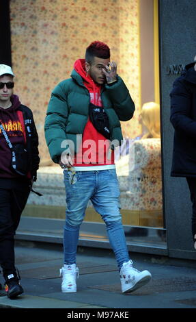 Milan, Sfera Ebbasta promenades dans le centre du célèbre rappeur SFERA EBBASTA surpris à marcher à travers les rues du centre. Ici, il est avec des amis autour de la Via Montenapoleone. Banque D'Images