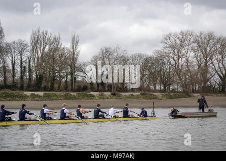 Putney, UK. Mar 23, 2018. 23 mars 2018. Boat Race pratique sortie. En tant que préparation à la Cancer Research UK des courses de bateaux le 24 mars 2018, l'Université d'Oxford Boat Club's Blue effectue une sortie sur la pratique la Boat Race Tideway bien sûr. Coach Sean Bowden suit la liste de l'équipage du bateau :- OUBC équipage bleu). Arc :-) 2 Claas Mertens, Vassilis Hotel Katerina, 3) s'Cahill, 4) Anders Weiss, 5) s'Geffen, 6) Benoît Aldous, 7) Iain Mandale, Course :- Felix Drinkall, Cox :- Zachary Thomas Johnson. Credit : Duncan Grove/Alamy Live News Banque D'Images