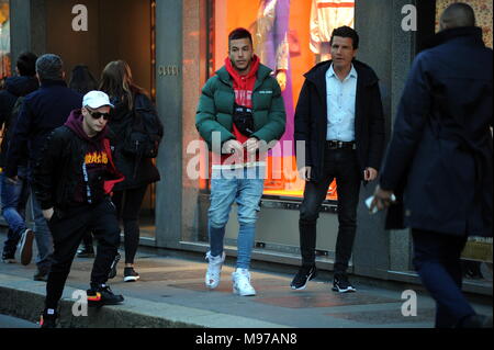 Milan, Sfera Ebbasta promenades dans le centre du célèbre rappeur SFERA EBBASTA surpris à marcher à travers les rues du centre. Ici, il est avec des amis autour de la Via Montenapoleone. Banque D'Images