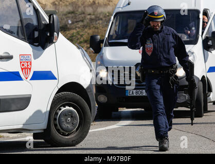 Paris, France. Mar 23, 2018. Les policiers sont vus dans Trèbes, dans le sud de la France, le 23 mars 2018. L'auteur de la prise d'otages a été tué dans le raid de la police, selon le ministre français de l'intérieur, Gérard Collomb. Il a occupé plusieurs otages tôt le vendredi, provoquant deux morts et un officier blessé. Crédit : Jose Santos/Xinhua/Alamy Live News Banque D'Images