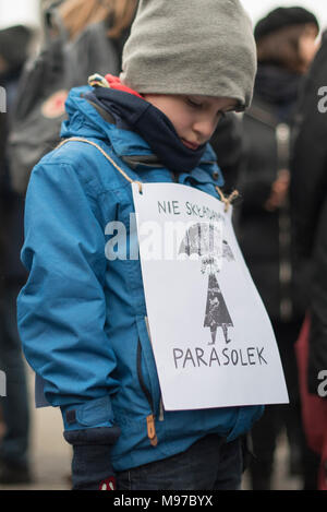 Poznan, Pologne, Grande Pologne. 23 mars 2018. Le Vendredi Noir - National la grève des femmes. Le lundi 19 mars, un groupe de députés du parti au pouvoir, Droit et Justice (PiS) et Kukiz15, dans le domaine de la Justice et des droits de l'homme, le Comité a émis un avis favorable sur le projet de loi sur l'avortement d'arrêt. L'initiative, qui mène au plomb, Jean-Paul Beaumier Kaja veut serrer déjà restrictive la loi anti-avortement en Pologne. Le mercredi ou jeudi, la politique sociale et de la famille parlementaire Commission devait avoir lieu. Le vote en plénière était également prévu. Credit : Slawomir Kowalewski/Alamy Live News Banque D'Images