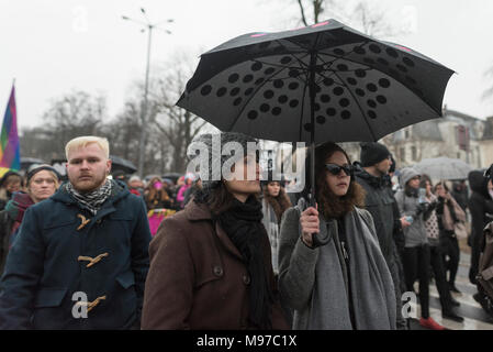 Poznan, Pologne, Grande Pologne. 23 mars 2018. Le Vendredi Noir - National la grève des femmes. Le lundi 19 mars, un groupe de députés du parti au pouvoir, Droit et Justice (PiS) et Kukiz15, dans le domaine de la Justice et des droits de l'homme, le Comité a émis un avis favorable sur le projet de loi sur l'avortement d'arrêt. L'initiative, qui mène au plomb, Jean-Paul Beaumier Kaja veut serrer déjà restrictive la loi anti-avortement en Pologne. Le mercredi ou jeudi, la politique sociale et de la famille parlementaire Commission devait avoir lieu. Le vote en plénière était également prévu. Credit : Slawomir Kowalewski/Alamy Live News Banque D'Images