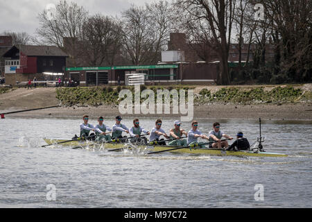 Putney, UK. 23 mars 2018. Boat Race pratique sortie. En tant que préparation à la Cancer Research UK des courses de bateaux le 24 mars 2018, Cambridge University Boat Club's Blue crew effectuer une sortie sur la pratique de la course de bateau Tideway bien sûr. Entraîneur Steve Trapmore suit la liste d'équipage de bateau :- CUBC équipage bleu). Arc :- Charles Fisher 2) Patrick Elwood, 3) James Letten, 4) Dara Alizadeh, 5) Spencer Furey, 6) Finn Meeks, 7) Rob Hurn, Course :- Freddie Davidson, Cox : Hugo Ramambason. Credit : Duncan Grove/Alamy Live News Banque D'Images