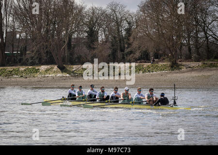 Putney, UK. 23 mars 2018. Boat Race pratique sortie. En tant que préparation à la Cancer Research UK des courses de bateaux le 24 mars 2018, Cambridge University Boat Club's Blue crew effectuer une sortie sur la pratique de la course de bateau Tideway bien sûr. Entraîneur Steve Trapmore suit la liste d'équipage de bateau :- CUBC équipage bleu). Arc :- Charles Fisher 2) Patrick Elwood, 3) James Letten, 4) Dara Alizadeh, 5) Spencer Furey, 6) Finn Meeks, 7) Rob Hurn, Course :- Freddie Davidson, Cox : Hugo Ramambason. Credit : Duncan Grove/Alamy Live News Banque D'Images