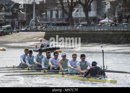 Putney, UK. 23 mars 2018. Boat Race pratique sortie. En tant que préparation à la Cancer Research UK des courses de bateaux le 24 mars 2018, Cambridge University Boat Club's Blue crew effectuer une sortie sur la pratique de la course de bateau Tideway bien sûr. Entraîneur Steve Trapmore suit la liste d'équipage de bateau :- CUBC équipage bleu). Arc :- Charles Fisher 2) Patrick Elwood, 3) James Letten, 4) Dara Alizadeh, 5) Spencer Furey, 6) Finn Meeks, 7) Rob Hurn, Course :- Freddie Davidson, Cox : Hugo Ramambason. Credit : Duncan Grove/Alamy Live News Banque D'Images