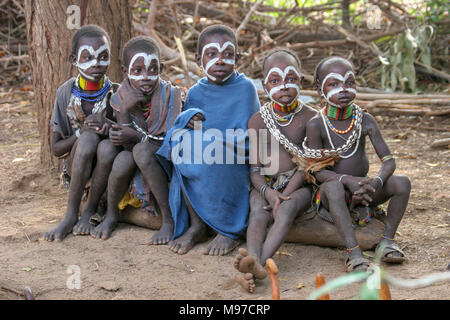 Les jeunes enfants de la tribu Mursi. La zone d'Omo Debub, l'Éthiopie, près de la frontière soudanaise. Banque D'Images