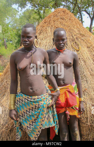 Dans la tribu Mursi Omom River Valley, de l'Éthiopie. Un jeune tribeswoman avec lobes allongés, la tribu Mursi est un éleveur de bétail nomades l ethnie Banque D'Images