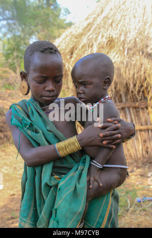 Les jeunes enfants de la tribu Mursi. La zone d'Omo Debub, l'Éthiopie, près de la frontière soudanaise. Banque D'Images